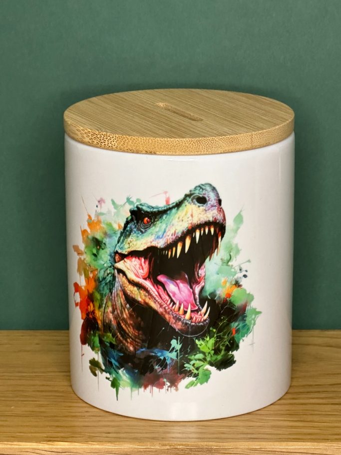 Spardose Dino-Motiv Spardose aus Keramik mit Dino Motiv und abnehmbarem Holzdeckel mit Schlitz.