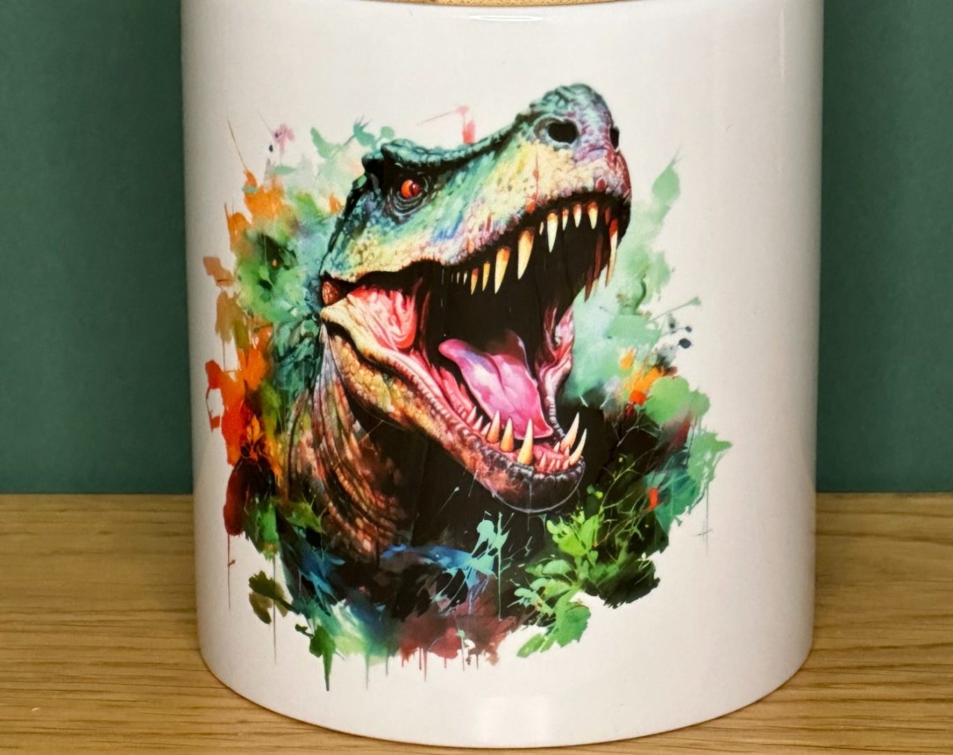 Spardose mit Dino Motiv Spardose aus Keramik mit Dino Motiv und abnehmbarem Holzdeckel mit Schlitz.